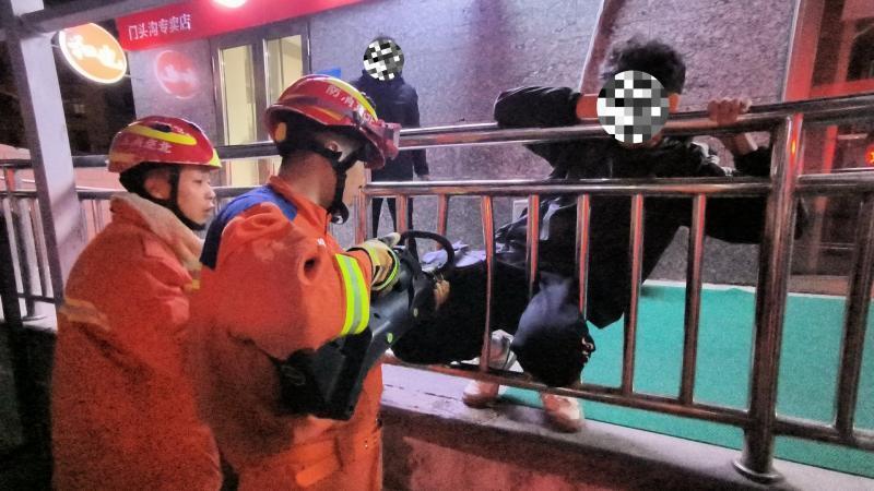 男子家中滑倒雙腿卡護欄數天