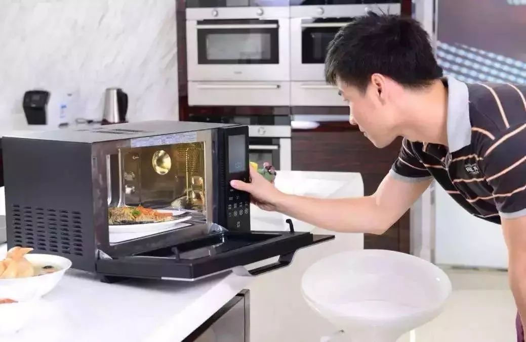 打工人的世界大戰(zhàn)：搶微波爐熱飯