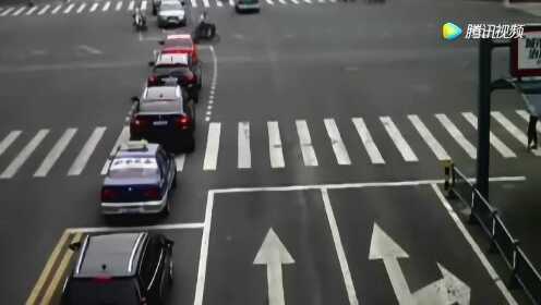 三輛車同時闖紅燈停在馬路中間