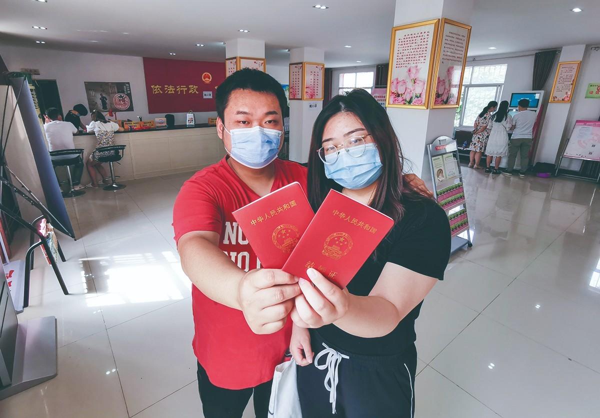 男子為520第一個領(lǐng)證排一夜隊