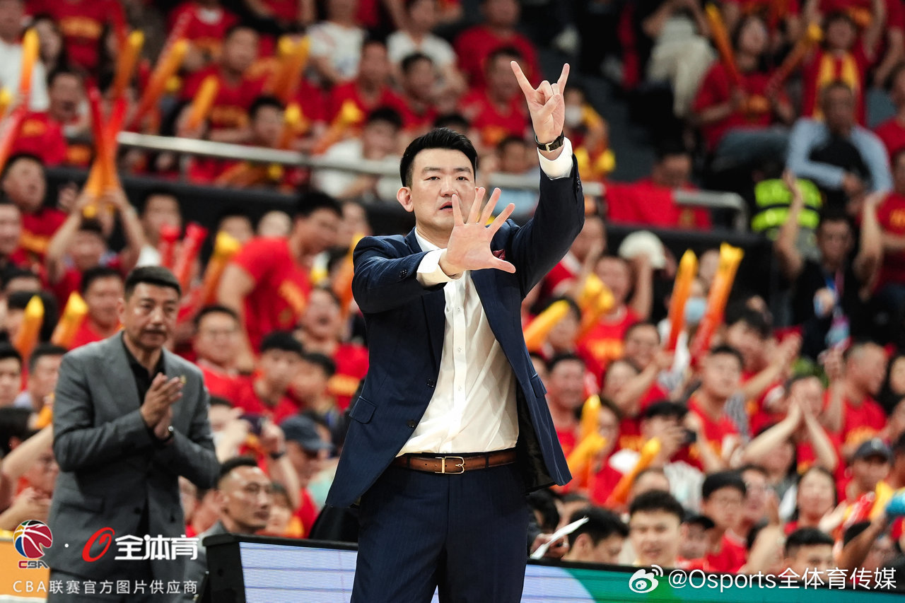 廣廈奪冠全隊(duì)振臂 北京主場(chǎng)沉默