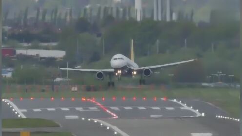 客機觸地復(fù)飛再降落