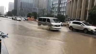 突發！武昌車站因暴雨被淹，現場一片狼藉！最新救援進展曝光