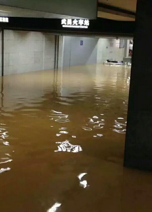 暴雨突襲！武昌車站被淹，數萬旅客滯留！最新救援進展曝光