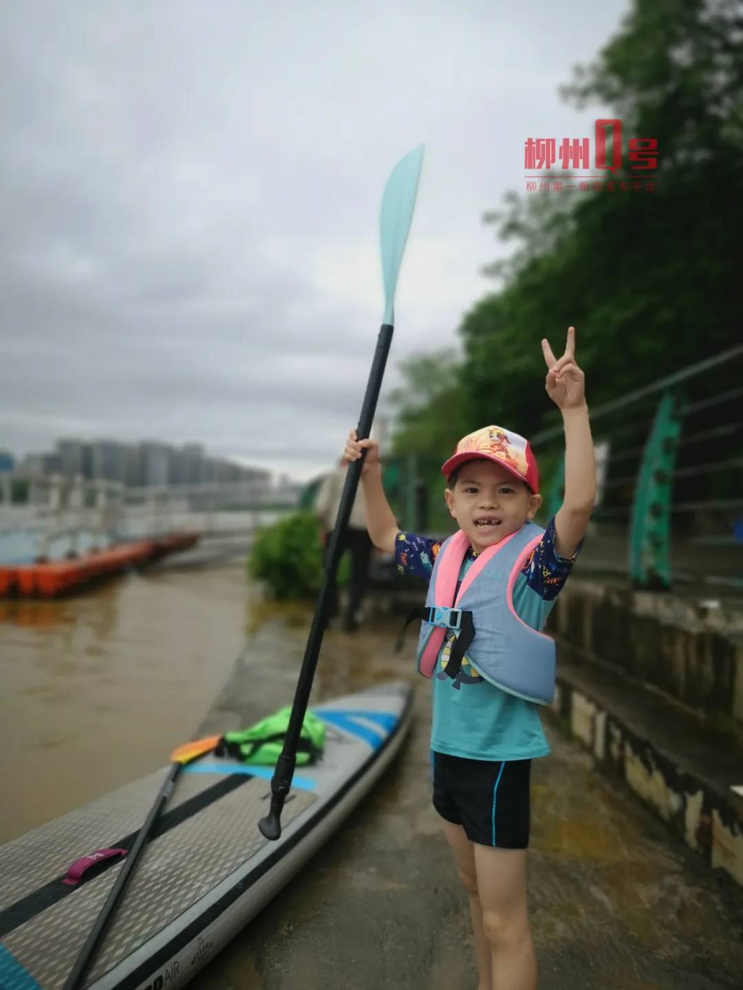 驚險！武漢暴雨家長劃槳板接娃，這一幕讓人揪心又暖心！