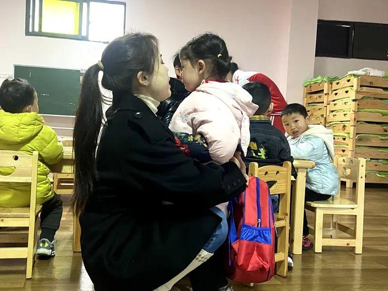 震驚！女幼師下班途中遭男子連刺13刀身亡，兇手動機(jī)成謎