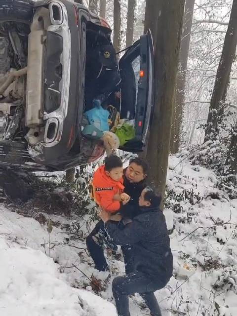 6名老人四川雪山自駕翻車1死1傷