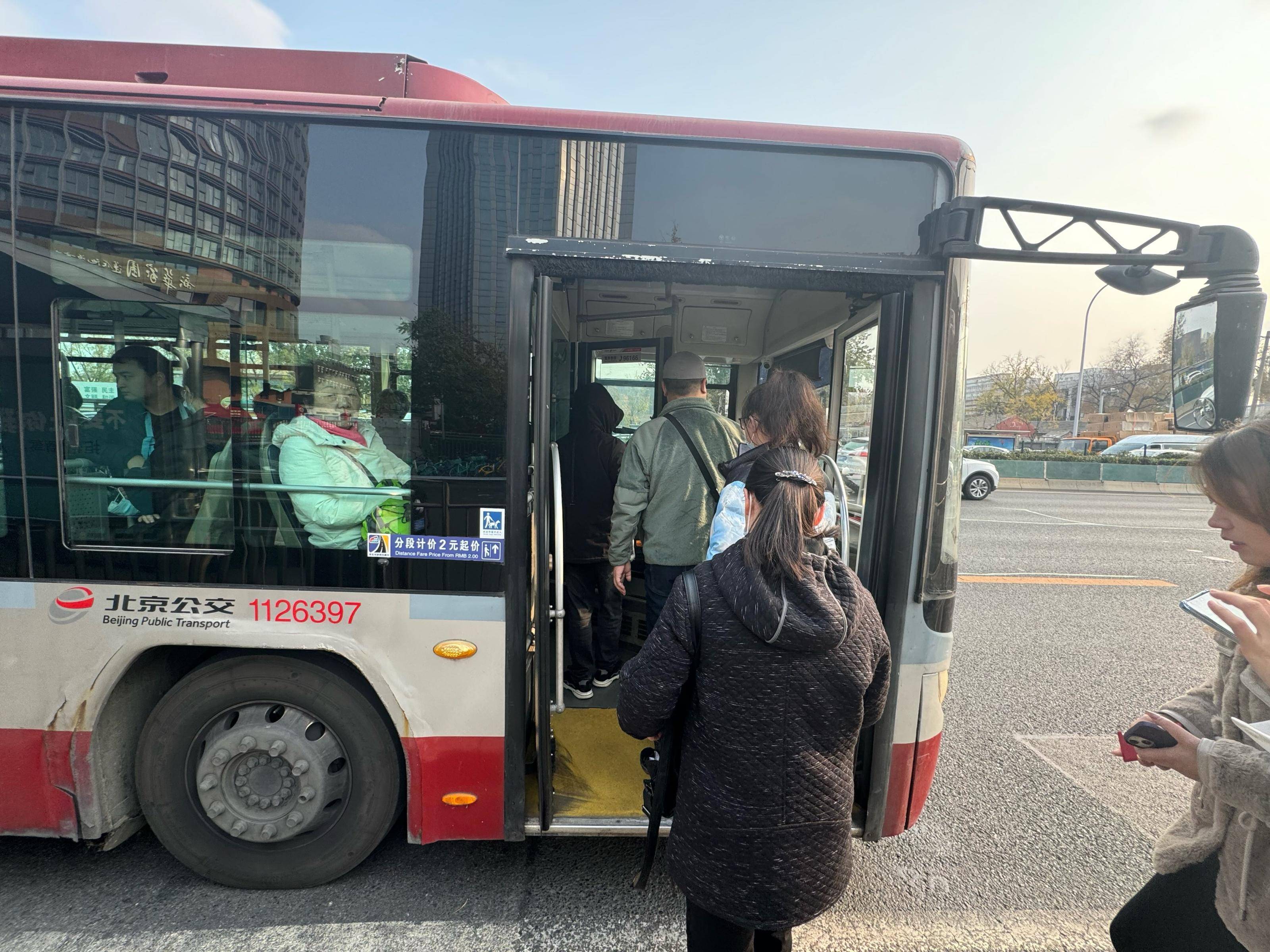 "震撼體驗！第一次坐上會導盲的公交車，科技讓出行無障礙"