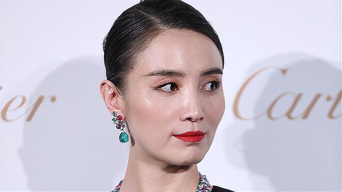 震驚！黃楊鈿甜為何突然刪除百萬耳環照片？背后真相引人深思