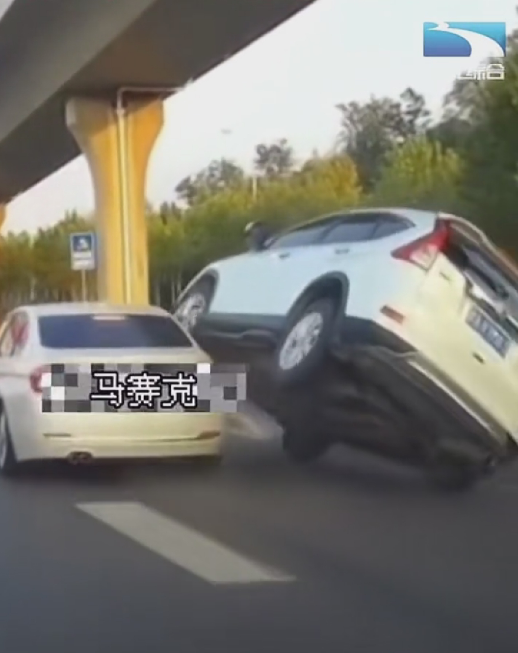 驚魂瞬間！高速上演“刀片超車”致兩車瞬間報廢，行車安全警鐘長鳴！