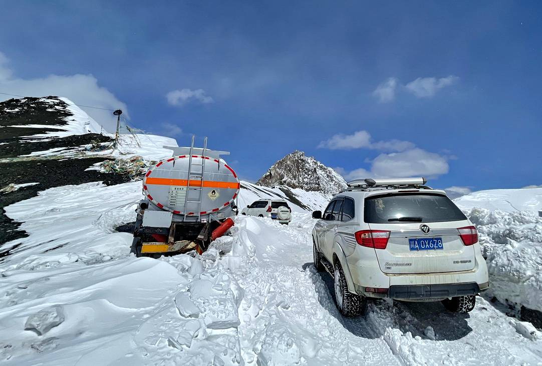 驚魂一刻！自駕穿越雪山時翻車，生死瞬間如何自救？