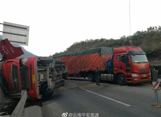驚險！半掛車為躲追查側翻 執法車未施救引爭議