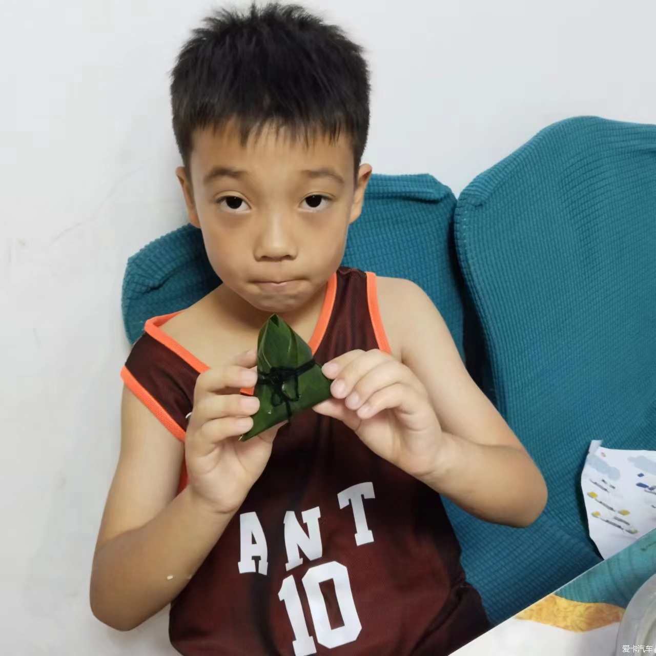 "驚呆全網(wǎng)！11歲小男孩展示超熟練包粽子，背后故事令人動容"