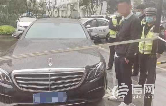 震驚！奔馳司機路怒癥爆發，竟用高爾夫球桿狂砸前車！已被刑拘！